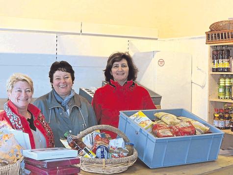 Immer wieder wird f&uuml;r die Tafel gespendet: K&uuml;rzlich brachte die Katholische Frauengemeinschaft Taufkirchen einem Kofferraum voller Lebensmittel. Die Waren wurden von (v .l.) Josefa Algasinger, Rosi Holzner und Inge Held &uuml;bergeben. Foto: fkn