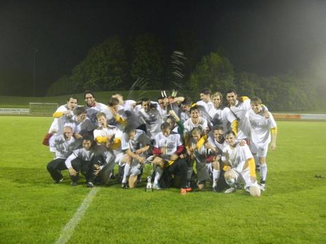 Da ist der Pott! Der SV Lohhof ist Kreisliga-Meister 2013