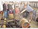 Beim Pichen der F&auml;sser: G&uuml;nter Huber, Betriebsschlosser der Brauerei, dreht die F&auml;sser mit Hilfe einer Rollmaschine. So erkaltet das Harz schneller. Dieses verhindert, dass sich die Kohlens&auml;ure aus dem Bier verfl&uuml;chtigt. Der Olchinger Stadtrat schaut interessiert zu. Foto: Carmen voxbrunner