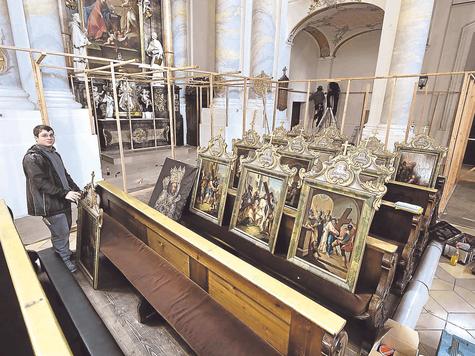 Aufgereiht in den Kirchenb&auml;nken wurden vor den ersten Arbeiten die zw&ouml;lf Kreuzweg-Bilder. Inzwischen sind die B&auml;nke ausgebaut und die Kunstwerke der Kirche sicher verpackt und eingelagert. Foto: lehmann