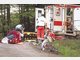 Notarzt und Sanit&auml;ter versorgen den schwerverletzten Radler an der Unfallstelle. Foto: Herold