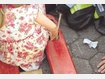 Ihren Daumen hatte sich das M&auml;dchen beim Spielen zwischen Gabelarm und Laufrolle eines Hubwagens eingeklemmt. Foto: Feuerwehr