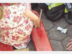 Kind in Hubwagen eingeklemmt