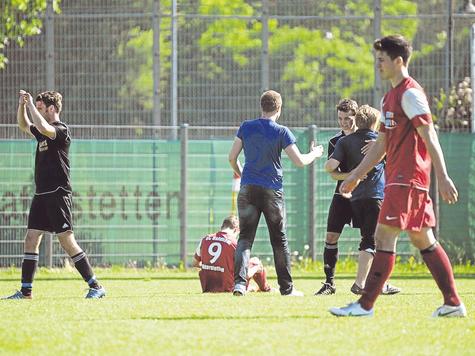 Die G&auml;ste feiern: Dagegen sitzen Baldhams Kicker mittendrin im Schlamassel.