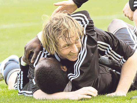 Umwerfend stark: Der SV Pullach hat unverhofft die Tabellenf&uuml;hrung &uuml;bernommen, kann mit einem Sieg am letzten Spieltag aus eigener Kraft in die Bayernliga aufsteigen - das freut unter anderem Maxi Schuster.