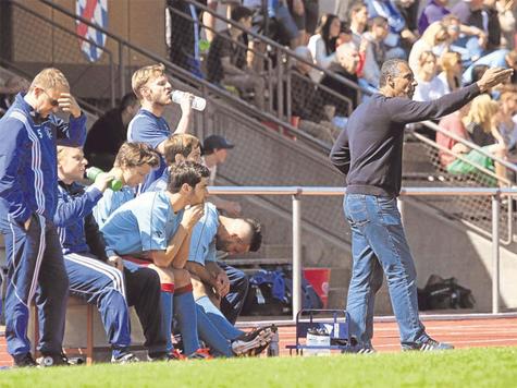 Unzufrieden: Pasings Trainer Walter Damasch versucht seine Spieler in Peiting zu dirigieren.