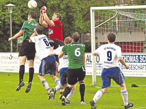 Mit etlichen Glanzparaden hielt Florian Lantenhammer (rotes Trikot) seinen FC Kochelsee beim SV Bad Heilbrunn im Spiel. Nach dem Seitenwechsel musste er jedoch zweimal den Ball aus den eigenen Maschen holen.