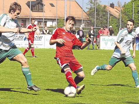 Weg versperrt: Der FC Vilshofen (rot) stand kompakt und lie&szlig; die Holzkirchner &ndash; im Bild Markus M&uuml;ller (l.) und Antonio Longo - lange nicht zur Entfaltung kommen.