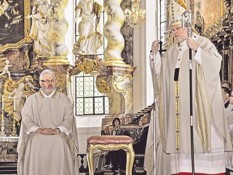 Hoher Besuch in der Klosterkirche: Kardinal Reinhard Marx feierte nach der Begr&uuml;&szlig;ung durch Dekan Albert Bauernfeind (l.) die Festmesse. Foto: Voxbrunner