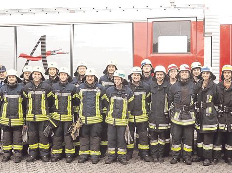 Das Leistungsabzeichen mit Erfolg abgelegt haben gut 20 Altenerdinger Feuerwehrleute. Unser Bild zeigt sie mit (v. l.) Feuerwehrreferent Hans Schmidmayer, Schiedrichter und Jugendwart Florian M&ouml;sl, OB Max Gotz, Stadtbrandinspektor Stephan Stanglmaier, Kreisbrandinspektor Andreas Pr&ouml;schkowitz sowie (v. r.) den Schiedsrichtern Werner Axenb&ouml;ck und Walter Maier, Ausbilder Anton Hirsch, Vize-Kommandant Markus Irl und Zweiter Vorsitzender Wolfgang Bamberg. Foto: Herkner