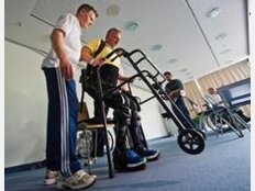 Hoffnung für Querschnittgelähmte: Schön Klinik (Bad Aibling) setzt Gehroboter für Gelähmte ein