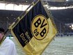 BVB-Fan trägt Klubfahne auf das Dach Europas BVB-Fan trägt Klubfahne auf das Dach Europas