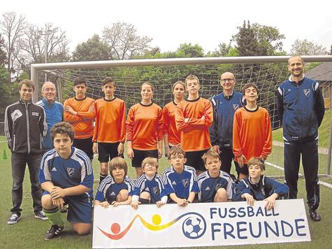Die beiden bayerischen Inklusionsteams mit (v.l.) Nico Kempf, Handycap-Beauftragter des BFV, Alfred Rietzler, Leiter des Inklusionsteams TSV Hohenbrunn, und den Gr&ouml;benzeller Kollegen Christian Mausbach und Manfred von Reinersdorff. Foto: TSV Hohenbrunn
