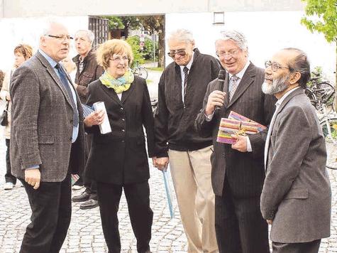 Viele Gruppen und Mitglieder der Pfarrei &uuml;berreichten Jesuitenpater Sebastian Painadath (r.) Pr&auml;sente. Auch Pfarrer Ulrich Bach (2.v.r.) beschenkte den gern gesehenen Gast. Foto: tb