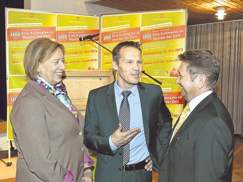 Auf eigene St&auml;rken besinnen: Das empfiehlt Dirk Engehausen (Mitte), hier im Gespr&auml;ch mit Landr&auml;tin Johanna Rumsch&ouml;ttel und B&uuml;rgermeister Klaus Korneder. Foto: F&ouml;rtsch