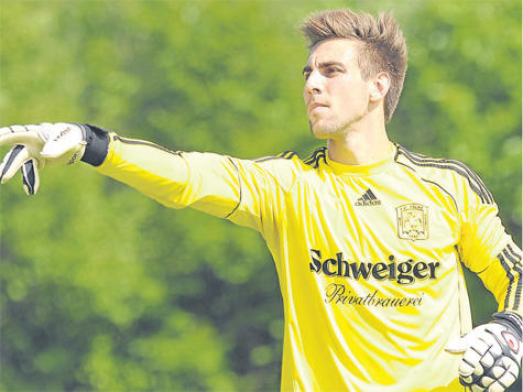 Nicht nur im Tor b&auml;renstark: Michael Kaltenhauser knipste f&uuml;r seine Falken gegen Eching als Feldspieler.