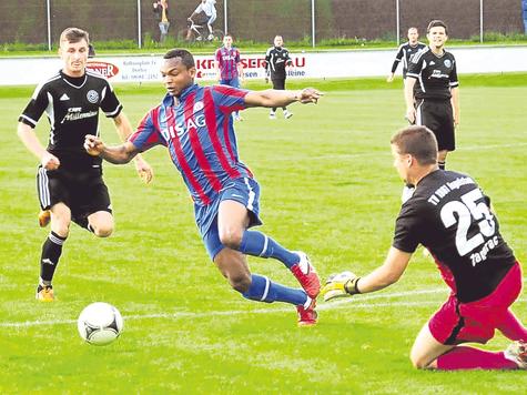 Unwiderstehlich zieht Dorfens Torj&auml;ger Adinane Ouro-Bodi (2. v. l.) an seinen Gegenspielern vorbei. foto: weingartner