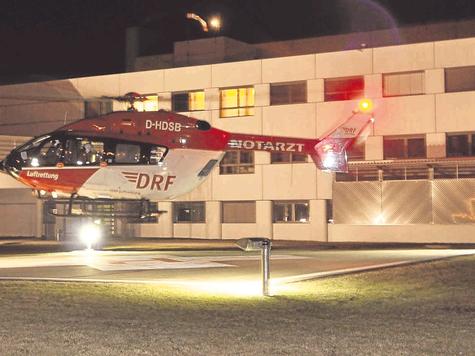 Damit die Kosten nicht abheben wie hier ein Rettungshubschrauber vor dem Kreiskrankenhaus , verlangt die FDP eine konsequentere Einbindung des Kreistages in die Gesch&auml;ftspolitik der kommunalen Klinik mit H&auml;usern in Erding und Dorfen. Foto: ham