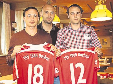 &bdquo;Zwei Top-Spieler&ldquo;: 1865-Trainer Marcel Richter (M.) mit Fabian Negele (l.) und Florian Wolf. foto: mko
