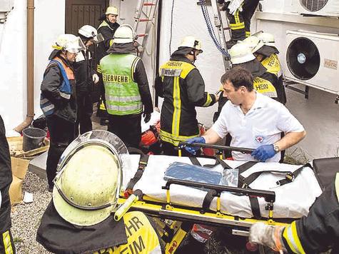 Mit einem Flaschenzug befreiten die Feuerwehrleute den Mann aus dem Schacht, in den er gefallen war. foto: gronau