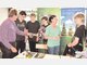 Warben f&uuml;r ihren Beruf und um Lehrlinge: Firmeninhaber Werner Burgstaller (links) mit seiner Mitarbeiterin Michaela Seemann beim Berufsinformationsabend an der Mittelschule Bergkirchen. Foto: Ingrid Koch