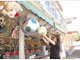 Es dreht sich alles um den Ball: Am B&uuml;chsenwerfen-Stand von Annelies Erhardt werden die gro&szlig;en Fu&szlig;b&auml;lle als Hingucker f&uuml;r die Volksfest-Er&ouml;ffnung in die richtige Position gebracht. Im Festzelt werden das Champions-League- und das Pokalfinale &uuml;bertragen. Foto: Peter Weber