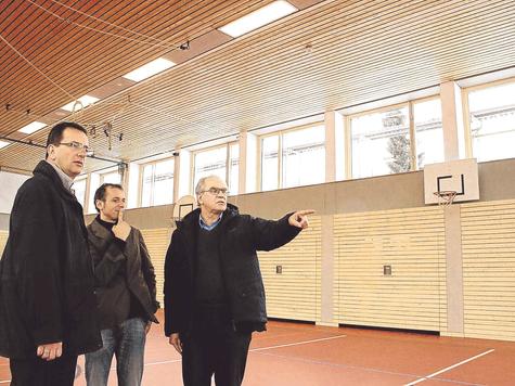 Bei der Wiederer&ouml;ffnung der Halle zeigt Architekt Burkhard Basner (r.) in die Richtung, in der eigentlich einer der vergessenen Basketball-K&ouml;rbe h&auml;tten h&auml;ngen sollen. Einer der Quer-K&ouml;rbe, die erneuert worden sind, ist im Bild zu sehen. Mit auf dem Bild zu sehen sind OB Andreas Haas (l.) und Bauleiter Tobias Mattes. archivfoto: greif