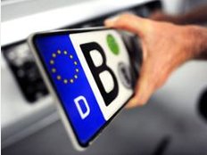 Autofahrer sollen Kennzeichen mitnehmen können