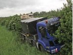 A92: Lkw gerät ins Schleudern