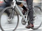 Autofahrerin fährt Radfahrer um und prahlt auf Twitter - Polizei ermittelt