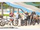 Spenden&uuml;bergabe (v. l.): Michael Kossbiel (1. Vorstand Motorrad Freunde), Gottfried Schlaghaufer, Maria Sommer und Ursula Rieder (beide Caritas), Georg Stoffel, Andrea Behrend und Christian Beindner. Foto: kn