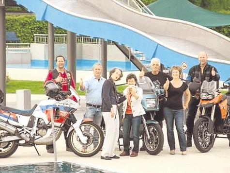 Spenden&uuml;bergabe (v. l.): Michael Kossbiel (1. Vorstand Motorrad Freunde), Gottfried Schlaghaufer, Maria Sommer und Ursula Rieder (beide Caritas), Georg Stoffel, Andrea Behrend und Christian Beindner. Foto: kn