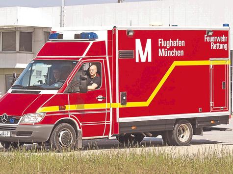 Zwei nagelneue Rettungswagen stehen der Flughafenfeuerwehr f&uuml;r ihre Eins&auml;tze zur Verf&uuml;gung. Foto: Hennies/FMG