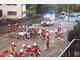Feuerwehrleute mussten den Unfallfahrer aus dem Wrack seines Wagens befreien. hh