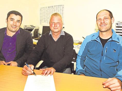 Die k&uuml;nftige Zusammenarbeit besiegelten (v. li.) Alem Muharemovic (2. Abteilungsleiter), Richard Tervoort und Fu&szlig;ball-Chef Andi Horwath. Foto: esc