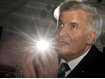 Seehofer hält an Parteifreunden fest