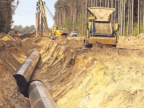 Ein typisches Bild bald auch im Landkreis. Schweres Ger&auml;t vergr&auml;bt die neue Gasleitung. Foto: Fotolia