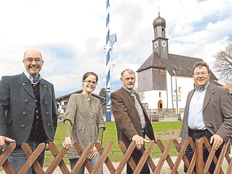 Das Festkomitee hat seine Arbeit schon aufgenommen: (v.l.) Richard Hartmann, Sula Hauptmann, Willi Willinger und Diakon Alois Winderl. Foto: Thomas Plettenberg