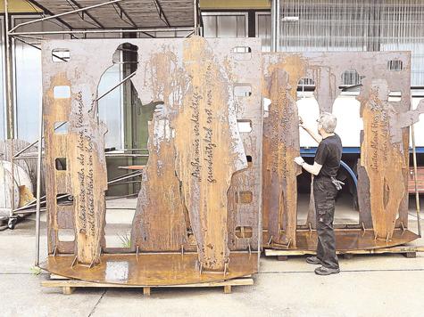 Fertig zum Abholen: Die drei Module des &bdquo;Bulle von T&ouml;lz&ldquo;-Brunnens stehen derzeit im Farchet im Freien. Foto: arp