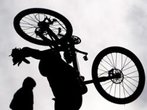 Münsing: Mountainbike auf Straße geworfen