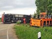 Laster rammt Laster von der Flughafentangente