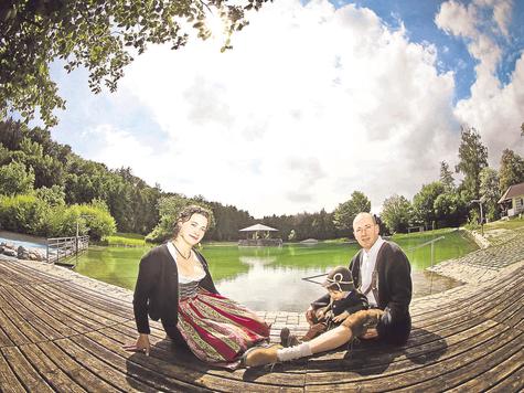 Die Nandlst&auml;dter Adria: Das italienische Wirtspaar Elena und Antonio Chiffi (mit ihrem 16 Monate alten Sohn Antonio jun.) will frischen Wind ins Waldbad bringen. foto: forster