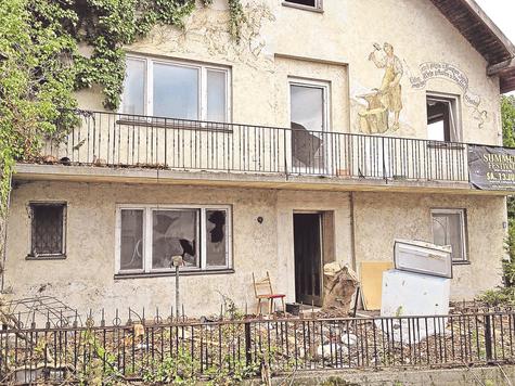 Relativ aufger&auml;umt: Unrat und Gestr&uuml;pp sind am abbruchreifen Haus an der B 388 gr&ouml;&szlig;tenteils entfernt worden. Foto: LUX