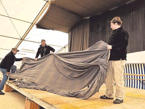 Vorbereitungen laufen: (v.l.) Hans Schmid (2. Vorsitzender des Farchanter Trachtenvereins), Hans Schnitzbauer (Ausschussmitglied) und Vorsitzender Martin Thurnhuber montieren den Sonnenschutz f&uuml;r das Public-Viewing im Festzelt. Foto: Sehr