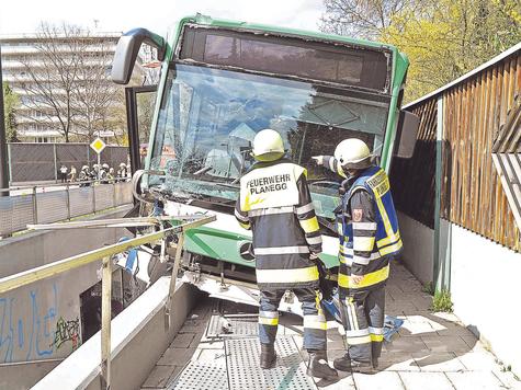 Eingekeilt: Der schwer besch&auml;digte Linienbus kam nach dem Unfall zwischen der Fu&szlig;g&auml;nger-Unterf&uuml;hrung und L&auml;rmschutzwand der Germeringer Stra&szlig;e zum Stehen. A-Foto: JS