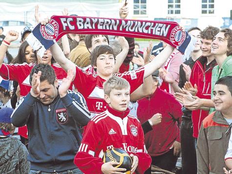Fu&szlig;ballfans standen dicht gedr&auml;ngt auf dem Stadtplatz in Penzberg,als der FC Bayern im Champions League-Finale im Mai 2010 gegen Inter Mailand in Madrid spielte und 0:2 verlor. Foto: Archiv/Sch&ouml;rner