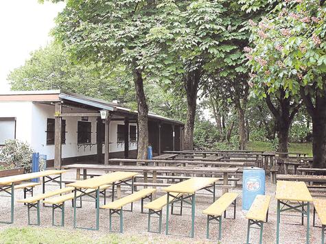 Ausgestorben: der Biergarten am Heimstettener See. In der Nacht auf Pfingstsamstag hatten Unbekannte dort ein Scherbenmeer hinterlassen. Fpto: mic