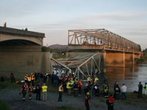 Washington: Brücke auf Autobahn eingestürzt - Autos landen in Fluss Skagit