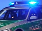 Lkw-Anhänger kippt bei Forchheim mit Röntgengeräten um