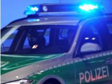 Lkw-Anhänger kippt bei Forchheim mit Röntgengeräten um